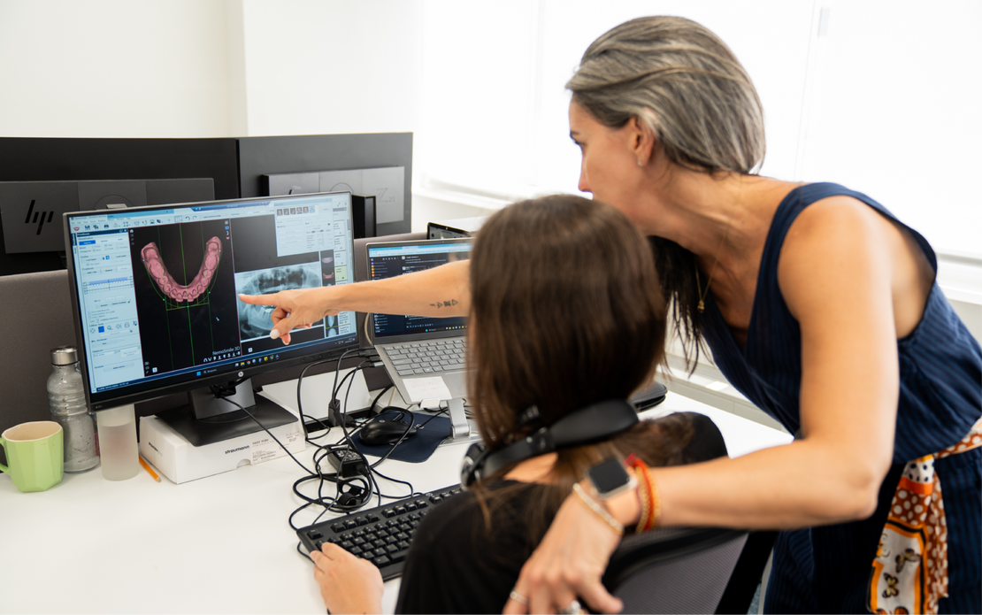 Dr Tatiana Coachman discussing treatment plans at the DSD Planning Center with a CAD designer 4274f3fe50ef8d98bcae81b7b2033f87